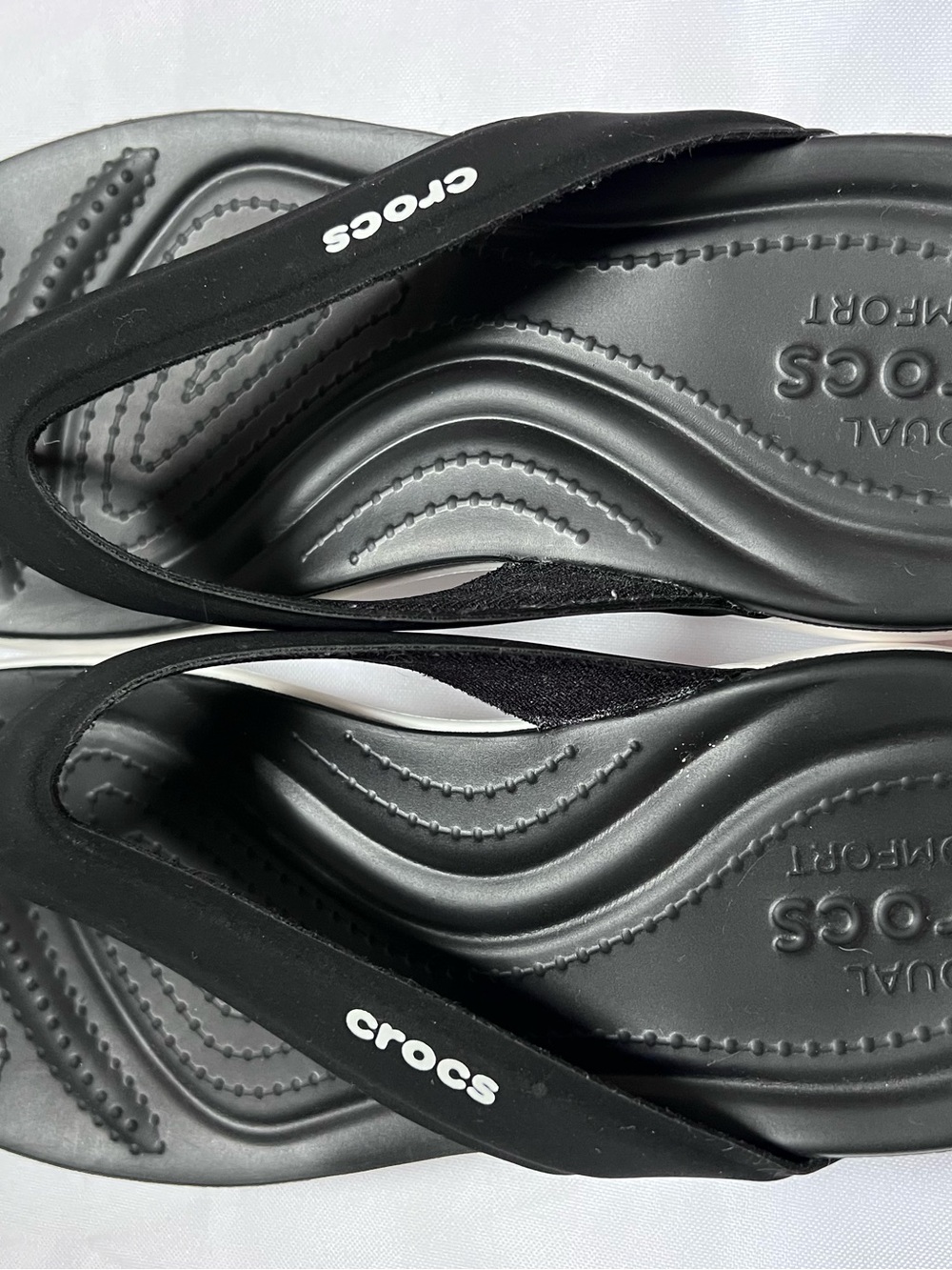 Crocs Black Dual Comfort Flip Flop Sandals – Like New - Picture 2 of 9
